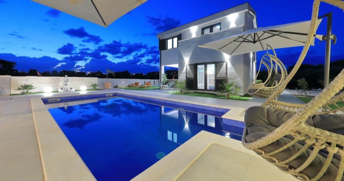 Ferienhaus Artemis: Villa mit Pool zur blauen Stunde